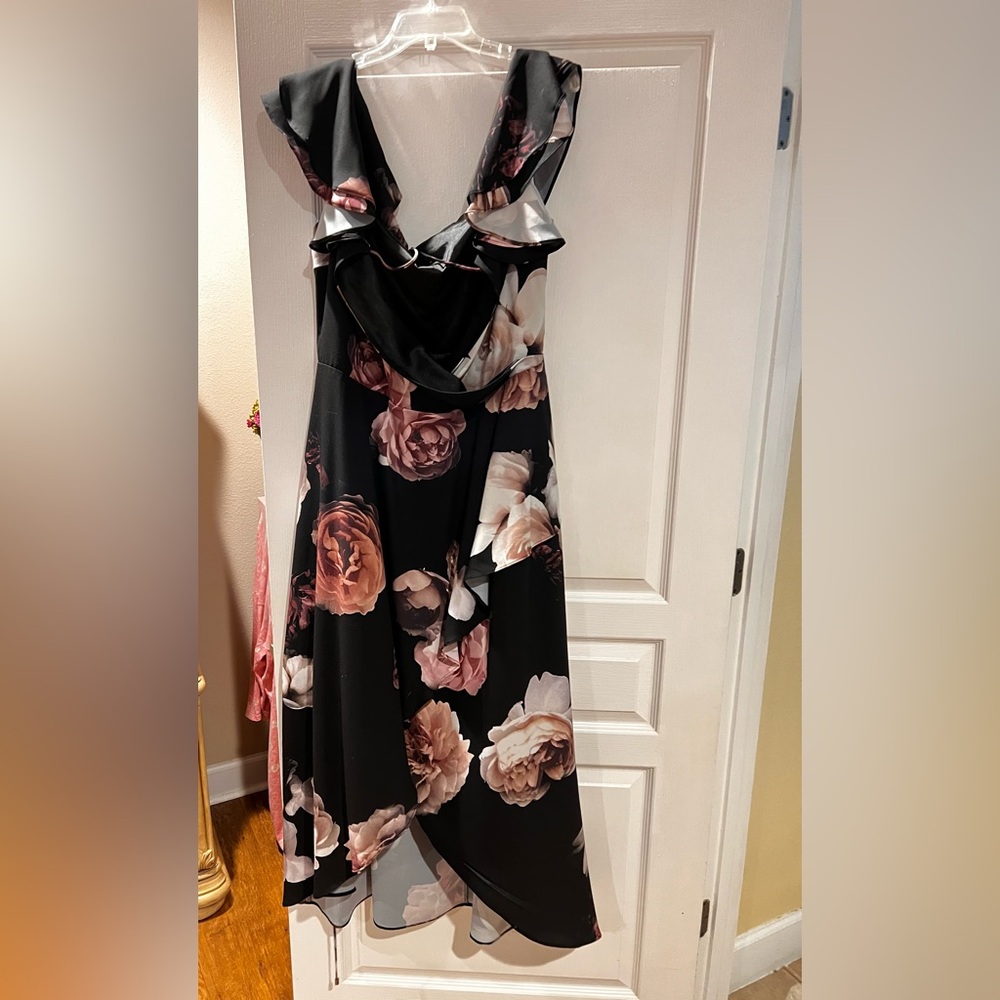 Women’s Citi Chic Plus hi-low dress. Size M/18 comparable to a 2x.